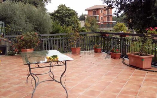 Affitto arredato elegante porzione di Villa con giardino e corte Monterosso Etneo Aci Sant'Antonio Giovanna Nicolosi Agenzia Immobiliare