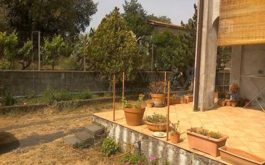 Vendita villa con ingresso indipendente mansarda garage tettoia posti auto terreno frutteto panorama mare Giovanna Nicolosi Agenzia Immobiliare