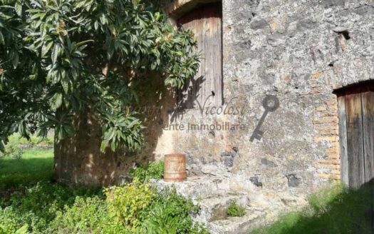 Vendita V19001 Trecastagni terreno edificabile panoramico palmento camere stalla carretteria Giovanna Nicolosi Agenzia Immobiliare